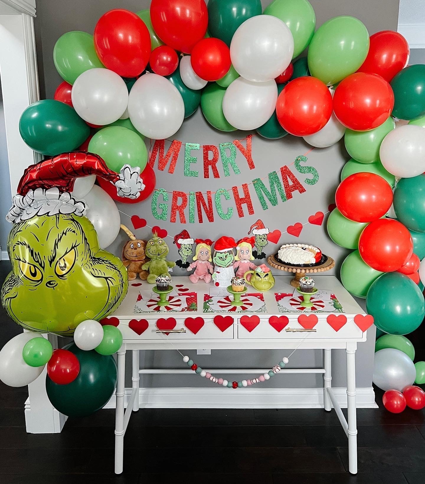 Dr. Seuss's The Grinch with Santa Hat Christmas Balloon (29-Inches) - Ellie's Party Supply