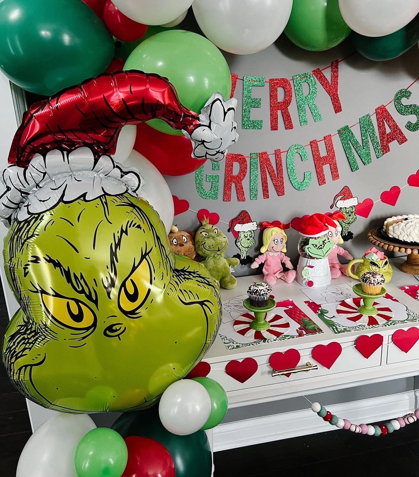 Dr. Seuss's The Grinch with Santa Hat Christmas Balloon (29-Inches) - Ellie's Party Supply