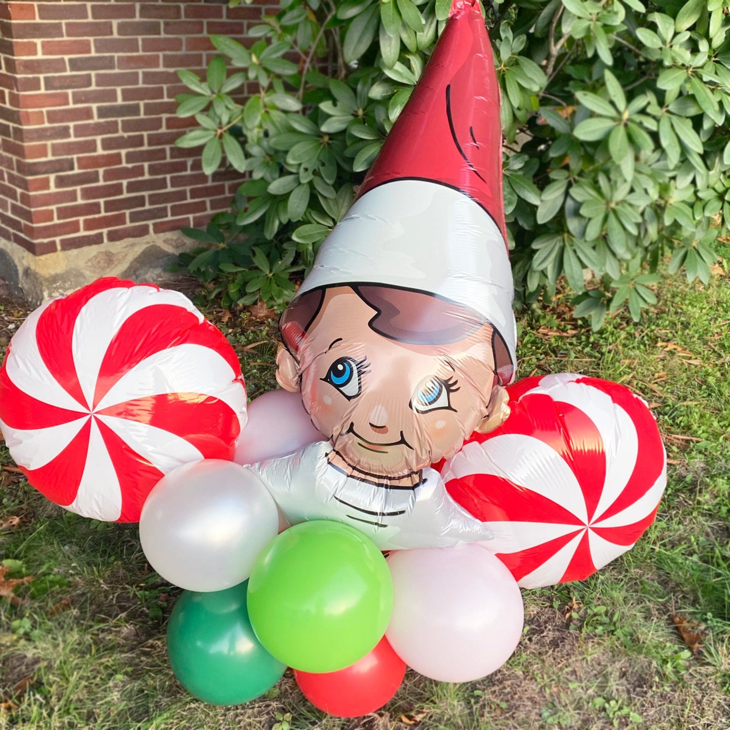 Elf on the Shelf Balloon Bouquet Kit - Ellie's Party Supply