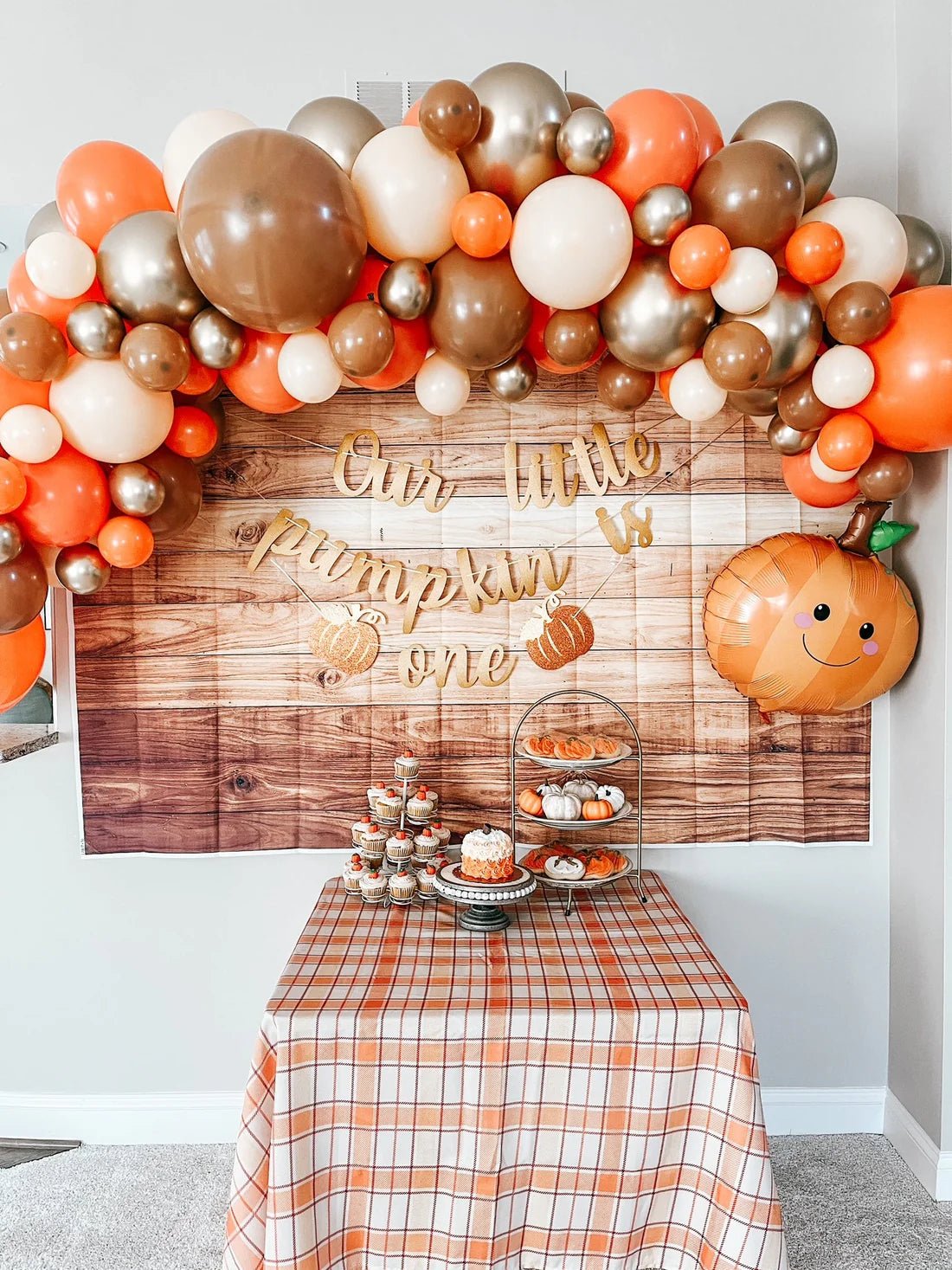 https://www.elliesparty.com/cdn/shop/articles/how-to-create-a-cozy-friendsgiving-party-on-a-budget-168412.webp?v=1729092123