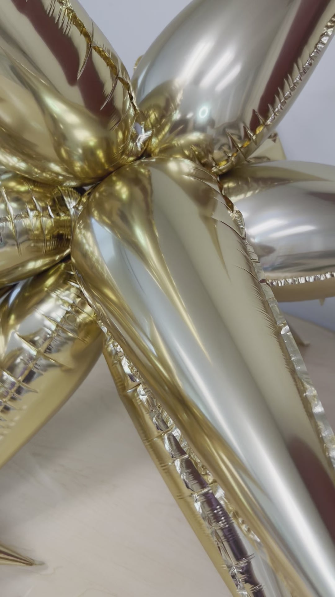Load video: Gold Starburst Cluster Balloon – 26&quot; and 40&quot; Foil | Ellie’s Party Supply