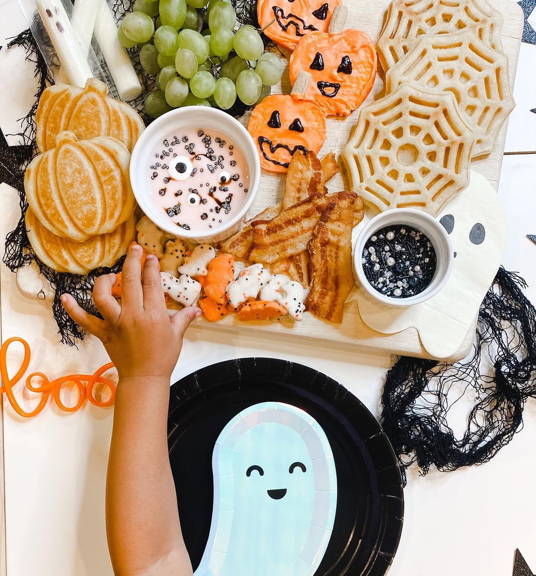 Cute Iridescent Halloween Ghost Paper Plates (Set of 8) - Ellie's Party Supply