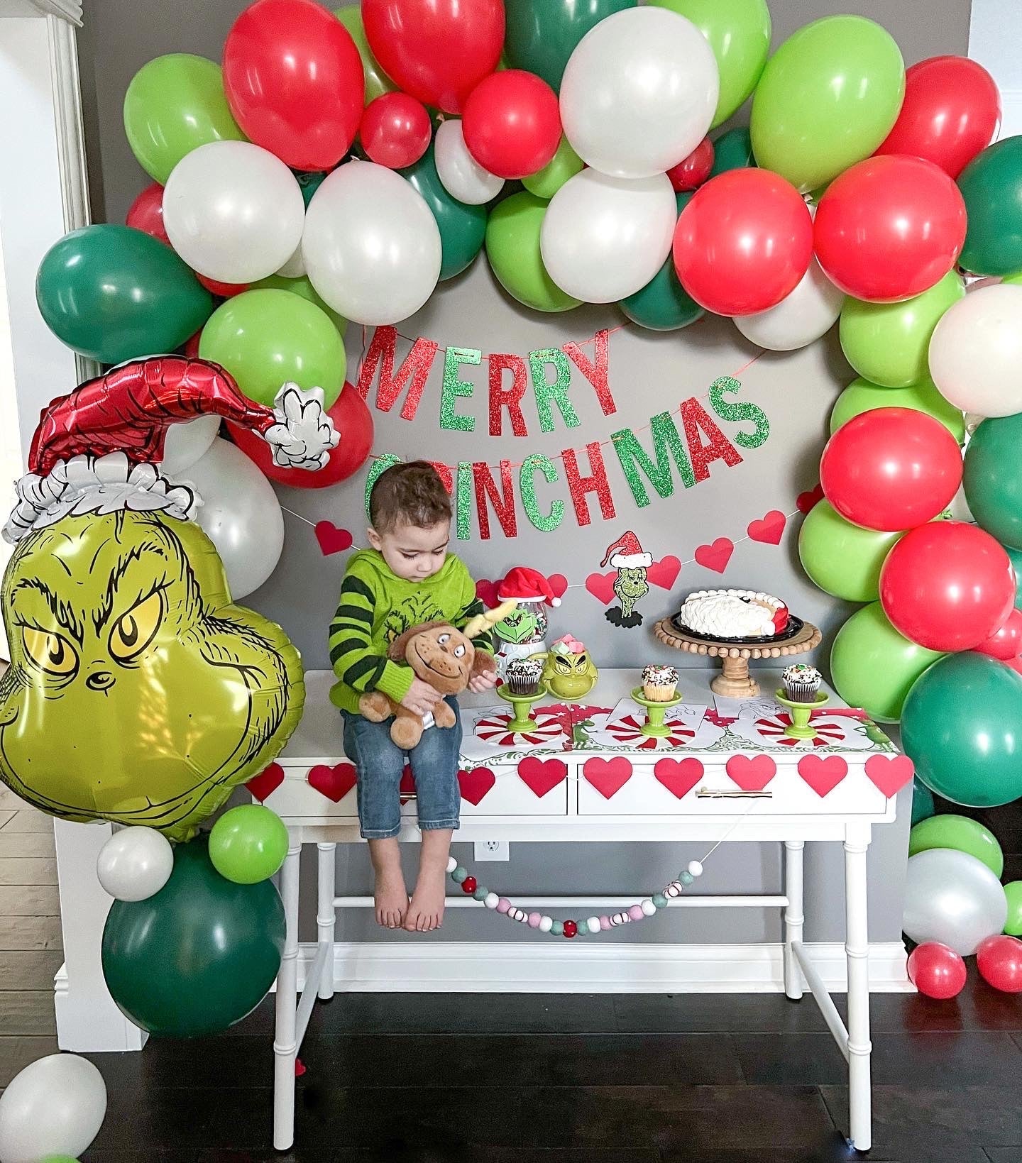 Dr. Seuss's The Grinch with Santa Hat Christmas Balloon (29-Inches) - Ellie's Party Supply